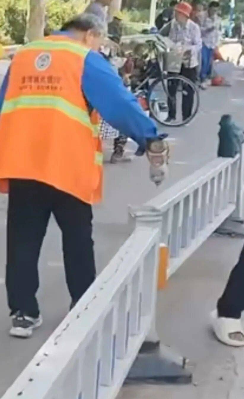 山东一劳务市场环卫工人给护栏抹机油,以防止农民工倚坐,当地城管局:已批评教育