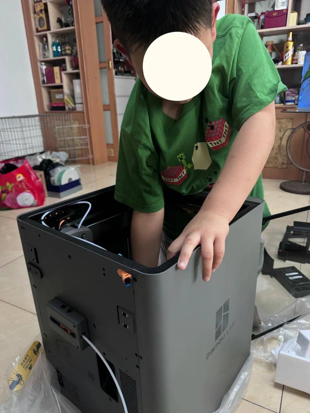 “他已经在机器前坐了3小时”，现在成都小学生圈最火的是3D打印机