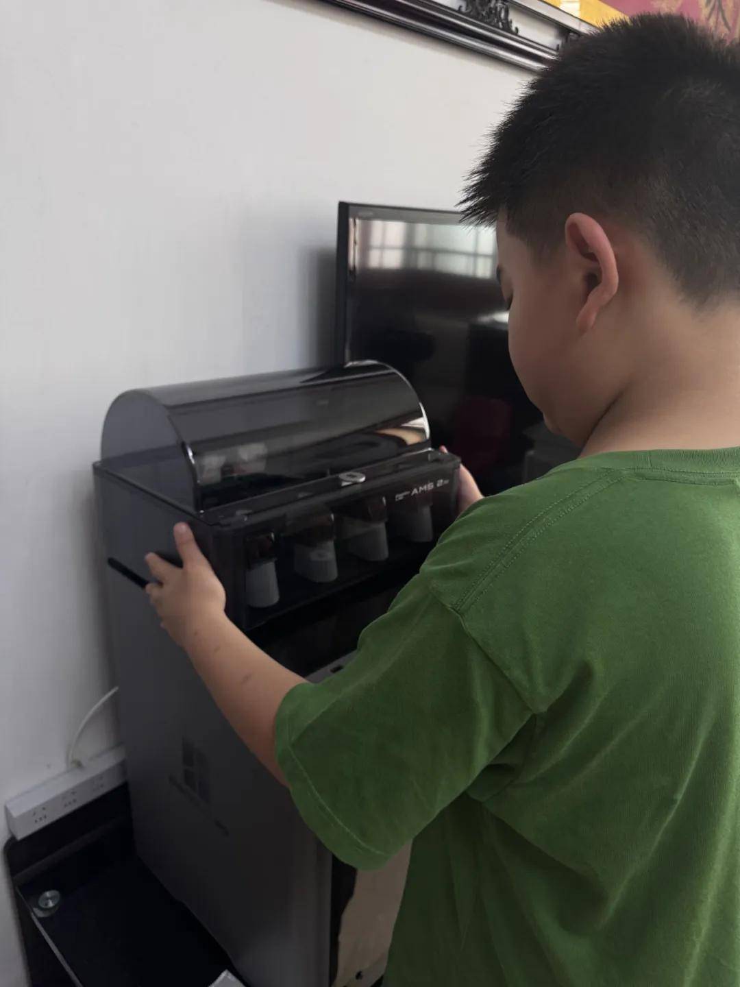 “他已经在机器前坐了3小时”，现在成都小学生圈最火的是3D打印机