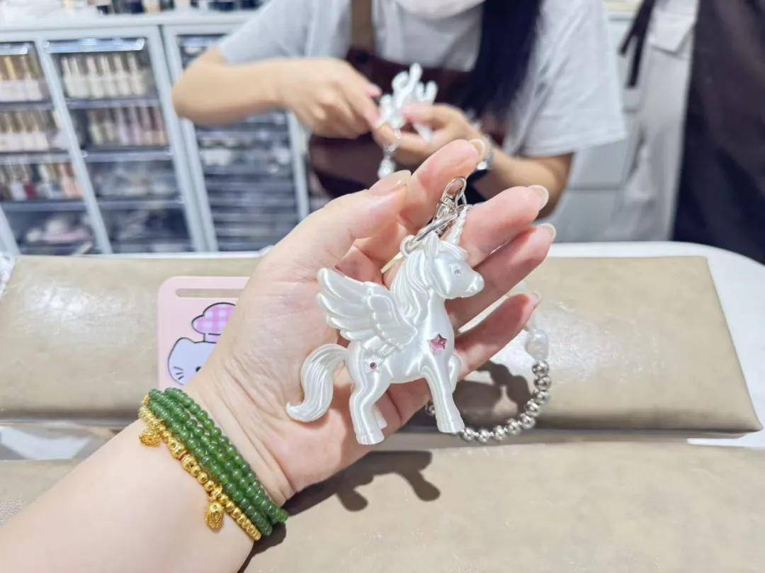“他已经在机器前坐了3小时”，现在成都小学生圈最火的是3D打印机