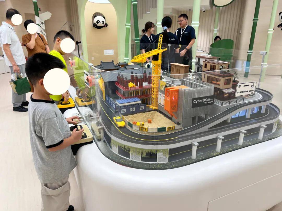 “他已经在机器前坐了3小时”，现在成都小学生圈最火的是3D打印机